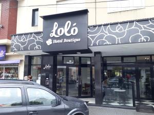 une voiture garée devant un magasin de meubles local dans l'établissement Lolo Hotel Boutique, à Mar del Plata