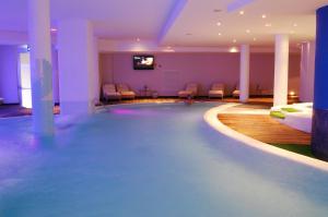 una piscina en una habitación de hotel con sillas en Grand Hotel Admiral Palace, en Chianciano Terme