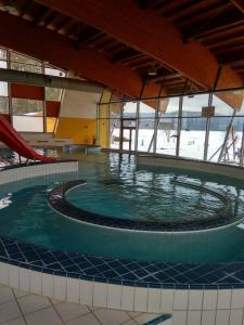 Swimmingpoolen hos eller tæt på Apart Riviera Lipno J4-12