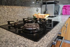 cocina con fogones negros en Casa D'avo, en Gerês