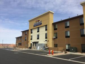 un edificio con un cartello banyan sopra. di Baymont by Wyndham Page Lake Powell a Page