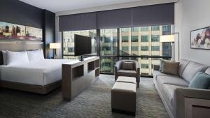 TV at/o entertainment center sa Hyatt House Jersey City