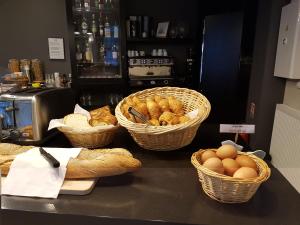 drie manden brood en eieren op een aanrecht bij LOGIS HOTEL - Le Petit Bellon in Senlis