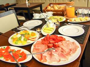 Makanan di atau di tempat lain dekat guest house