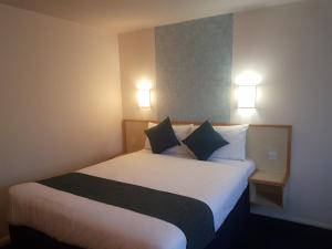 Days Inn Sutton Scotney North में एक कमरे में एक या कई बेड