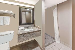 Bathroom sa Travelodge by Wyndham Bloomington