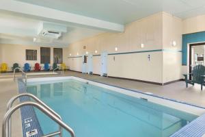 Bassein majutusasutuses Travelodge by Wyndham Edmonton West või selle lähedal