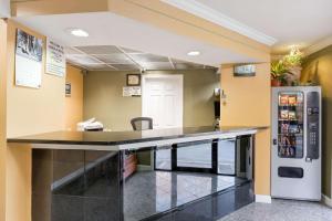 Una cocina o cocineta en Super 8 by Wyndham Indianapolis-Southport Rd