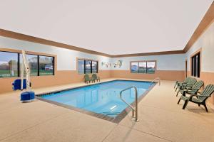 A piscina localizada em Howard Johnson by Wyndham Waterloo/Cedar Falls ou nos arredores