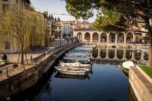 eine Gruppe von Booten wird in einem Kanal angedockt in der Unterkunft Goccia di Lago in Desenzano del Garda