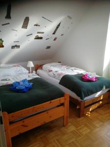 Cama ou camas em um quarto em Ferienwohnung "Zur Biene"