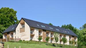 ein Gebäude mit Sonnenkollektoren in der Unterkunft Schade's Wohlfühlhotel in Selb