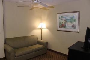 Кът за сядане в Baymont by Wyndham Fort Myers Airport