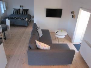 sala de estar con sofá y cama en Tåsinge B&B, en Svendborg