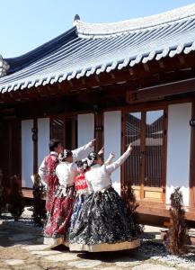 een groep mensen die voor een gebouw dansen bij Sori poonggyung in Jeonju