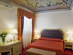 A bed or beds in a room at Hotel Manganelli Palace