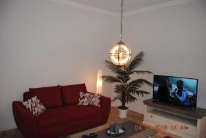 A television and/or entertainment centre at Schöne Ferienwohnung zentral gelegen