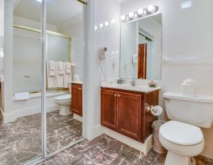 Ένα μπάνιο στο Plaza Suites Downtown New Orleans