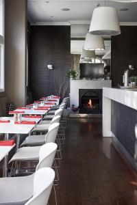 een rij tafels en stoelen in een restaurant met open haard bij Vulcan Hotel Sydney in Sydney