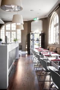 een rij tafels en stoelen in een restaurant bij Vulcan Hotel Sydney in Sydney