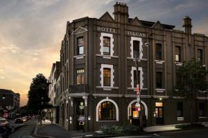 een hotelgebouw op de hoek van een straat bij Vulcan Hotel Sydney in Sydney