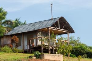 een klein huis met een gambrel dak bij Living Waters Resort in Jinja