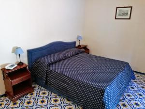 A bed or beds in a room at La Taverna del Leone