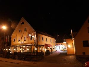 un edificio con luci in una strada di notte di Hotel Smart-Inn a Erlangen