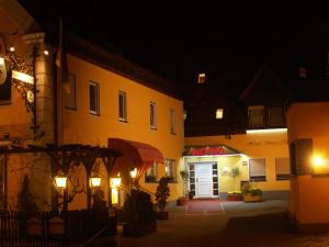 una strada di notte con un edificio e un ristorante di Hotel Smart-Inn a Erlangen