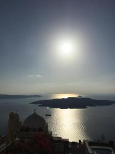 un tramonto su un grande corpo d'acqua di Le Petit Greek a Firà