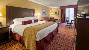 Best Western Plus Wilkes Barre Center City客房内的一张或多张床位