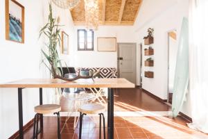 een eetkamer met een tafel en stoelen bij Apartamento 2 quartos by WOT Ericeira Lodge in Ericeira