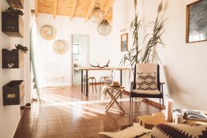 een woonkamer met een tafel en stoelen bij Apartamento 2 quartos by WOT Ericeira Lodge in Ericeira