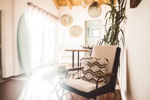 een eetkamer met een tafel en stoelen en een plant bij Apartamento 2 quartos by WOT Ericeira Lodge in Ericeira