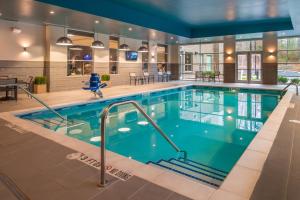 una piscina con acqua blu in un edificio di Hyatt House Raleigh/Rdu/Brier Creek a Raleigh