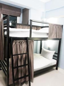 Кровать или кровати в номере One One Hostel Patong