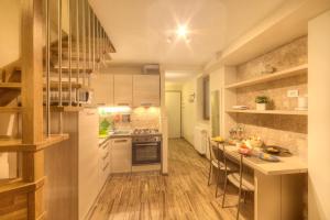 Dapur atau dapur kecil di DUOMO LUXURY APARTMENT "Palazzo del Re"