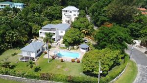 een luchtzicht op een huis met een zwembad bij All Nations Guest House in Port Antonio