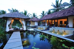 Niraamaya Wellness Retreats, Surya Samudra, Kovalam في كوفالام: فيلا بمسبح ومنتجع