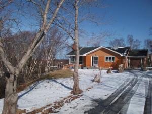 una casa nella neve con un albero di Silverwood Inn Hotel Bay Roberts a Bay Roberts