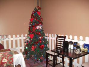 un albero di Natale all'angolo di una stanza di Silverwood Inn Hotel Bay Roberts a Bay Roberts