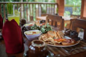 einen Tisch mit einem Frühstücksteller darauf in der Unterkunft Jero Sebali Villa in Ubud