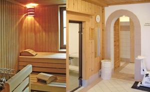 Zimmer mit einem Bett und einer Badewanne in der Unterkunft Gasthof Bad Hochmoos in Lofer