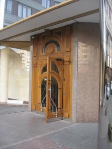 une grande porte en bois sur un bâtiment dans l'établissement Diplomat ApartHotel, à Kiev