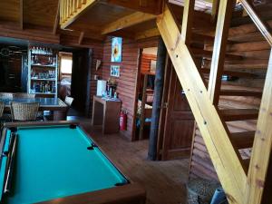 Una mesa de billar en lodge con piscina privada, parcela de campo.