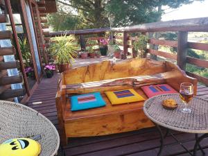 Un balcón o terraza en lodge con piscina privada, parcela de campo.