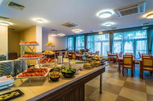 ein Buffet in einem Hotelzimmer mit Essen auf dem Tisch in der Unterkunft Hotel ***NAT Świnoujście in Świnoujście