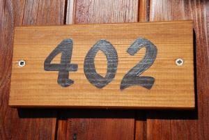 un cartello di legno che dice su un muro di legno di Salzano Basic Rooms Interlaken a Interlaken