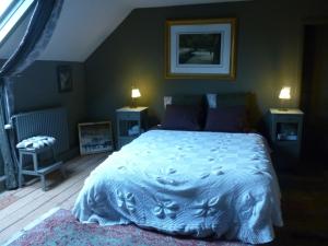 A bed or beds in a room at B&B Compagnons11