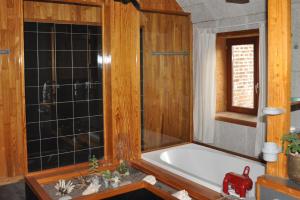 A bathroom at B&B Compagnons11